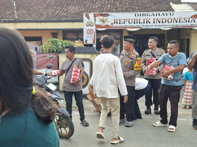 Berbagi Berkah Ramadhan, Polsek Cigudeg Bagikan Takjil Kepada Warga
