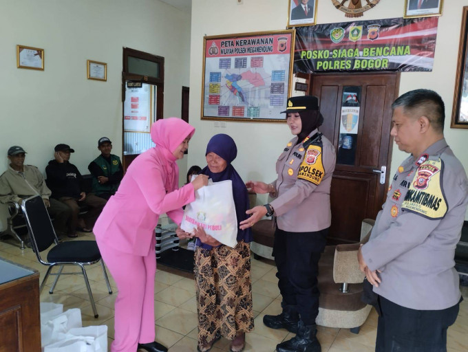 Polisi Baik, Giat Menyalurkan Pembagian Bantuan Sembako, Kapolsek Megamendung Kepada Warga Lansia Dan Kaum Dhuafa