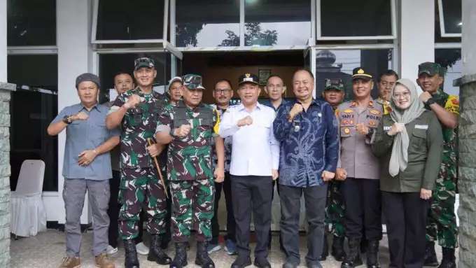 Kadis PU Kab. Sukabumi Uus Firdaus Dampingi Wabup Sukabumi dalam Kunjungan Tim Wasev TMMD ke-127 di Desa Parakan Lima