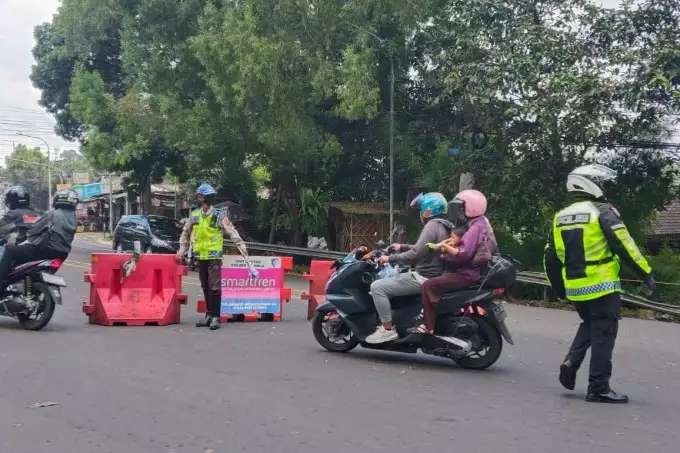 Anggota Polsek Megamendung Bersama Team Bantuan Supeltas Kecamatan Megamendung Juga Gabungan Sat Lantas Polres Bogor