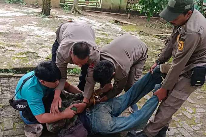 Garcep Polsek Cigudeg mengamankan ODGJ yang ngamuk dan bawa sajam