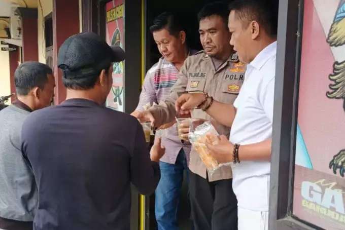 Polsek cigudeg Jum'at  berkah Bagikan 500 Paket bubur kacang dan roti kepada Pengguna Jalan