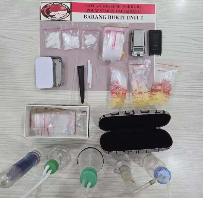 Tiga Pelaku Kabur Lewat Atap saat Digerebek, Empat Diamankan dalam Operasi Satresnarkoba