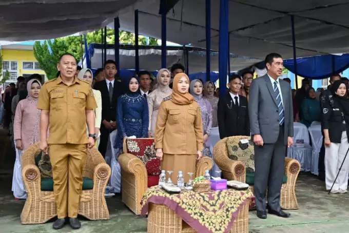 Ini yang disampaikan Wawako Hj Bertha saat menghadiri pelepasan siswa siswi SMA Negeri 1 Pagaralam 2025_2026