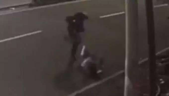 Viral! Detik-detik petugas Damkar dibegal, motor dan HP raib