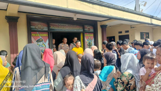 Polsek cigudeg gelar jumat berkah, bagikan 400 nasi bok gratis kepada masyarakat