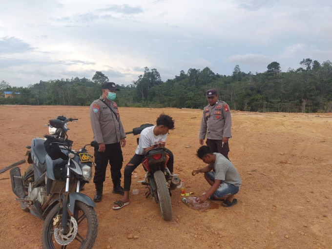 Polsek Marikit Gencar Lakukan Patroli dan Himbauan kepada Remaja yang sering kumpul di  Sekitaran akses jalan masuk ke Desa Tumbang Pahanei,Kec.Marikit.