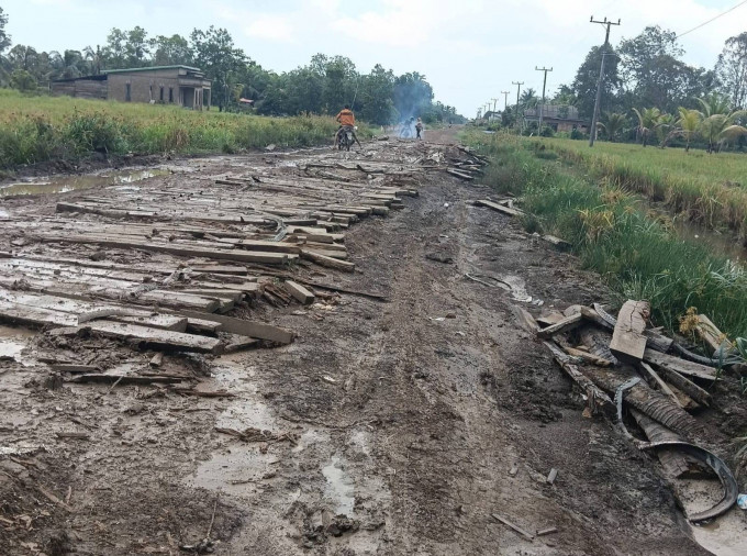 Jalan Kecamatan Muara Telang Rusak Parah, Warga Soroti Ketimpangan Status Lumbung Pangan Nasional