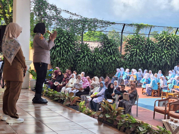 Kapolsek Megamendung Bekali Wawasan Dan Nasehat Serta Hormati Kedua Orangtua, Kepada Siswa SMAN 1 Megamendung Pada Saat Pengumuman Kelulusan 