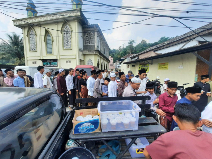 Jum'at berkah, polsek cigudeg bagikan 800 cup, bubur dan roti untuk pererat hubungan dengan masyarakat
