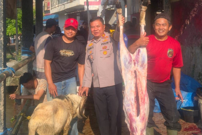 Polsek cigudeg di hari Idul Adha penyerahan dua Hewan Kurban 