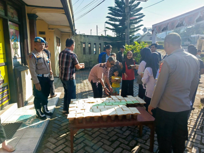 Kapolsek cigudeg di hari Jum'at Berkah Bagikan bubur kacang ijo dan roti sebanyak 300