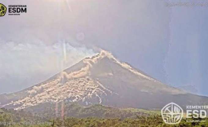 Gunung Merapi meletus, awan panas guguran meluncur sejauh 2.000 meter