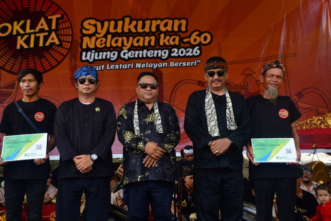 Ketua DPRD Kabupaten Sukabumi Budi Azhar Mutawali Dampingi Bupati Sukabumi H.Asep Japar Hadiri Puncak Syukuran Nelayan ke-60 Ujunggenteng