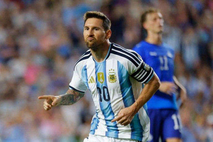 Gegara jagokan Lionel Messi, legenda Inggris ini dimusuhi Cristiano Ronaldo