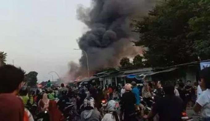 Kebakaran hebat di dekat Stasiun Depok Baru, begini kronologinya