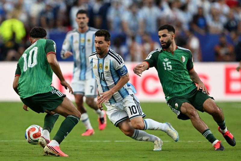 Messi hattrick, Argentina gebuk Aljazair 3-0