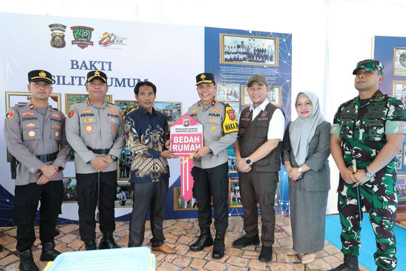 Perkuat Ketahanan Sosial, Wakapolda Sumsel Resmikan Bantuan Air Bersih dan Ratusan Paket Sembako