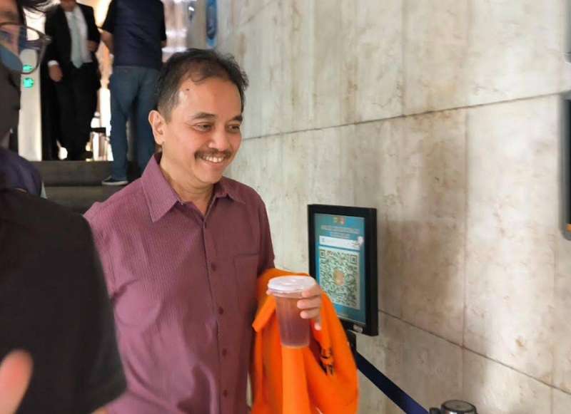Nenteng rompi oranye, begini penampakan Roy Suryo usai diitangkap