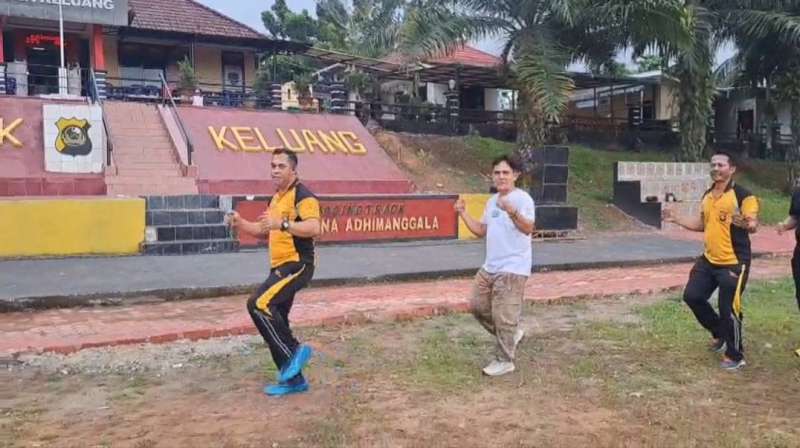 Kapolsek Keluang Rangkul Forkopimcam dan Warga, Semarak Hari Bhayangkara ke-80 dengan Senam Bersama