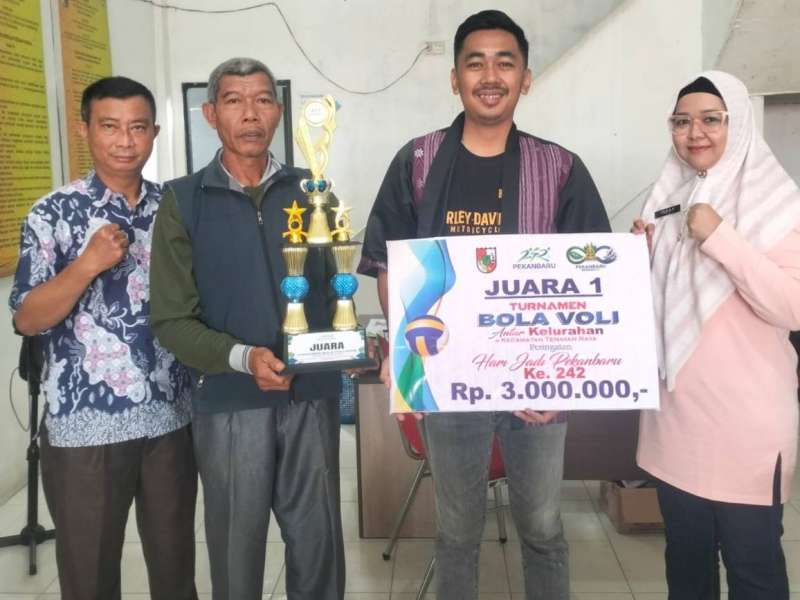 Tim Putri Bambu Kuning Raih Juara 1 Turnamen Olahraga Antar-Kelurahan Kecamatan Tenayan Raya
