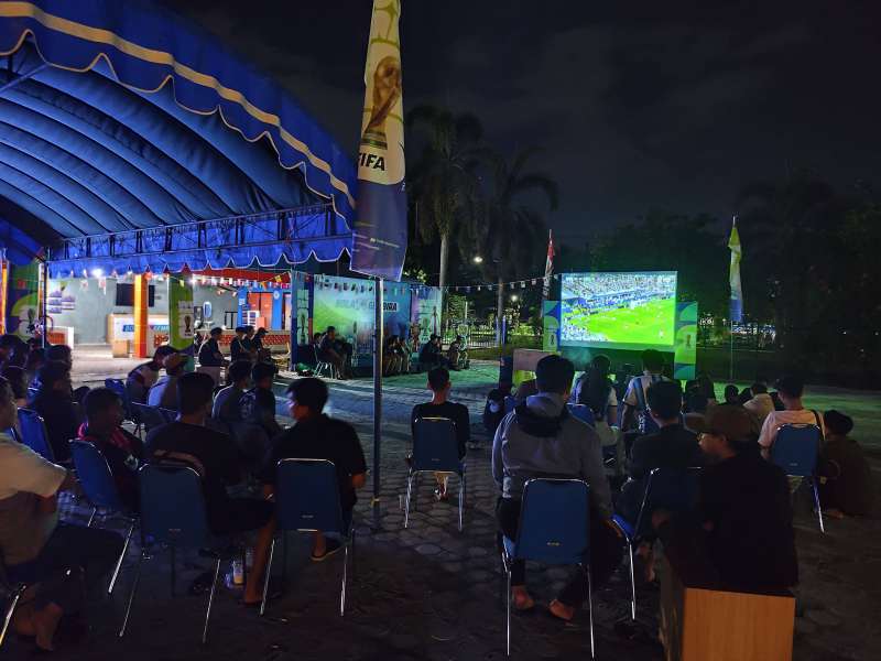 Suasana Meriah, Anggota Kodim 1016/Plk Nonton Bareng Bersama Masyarakat