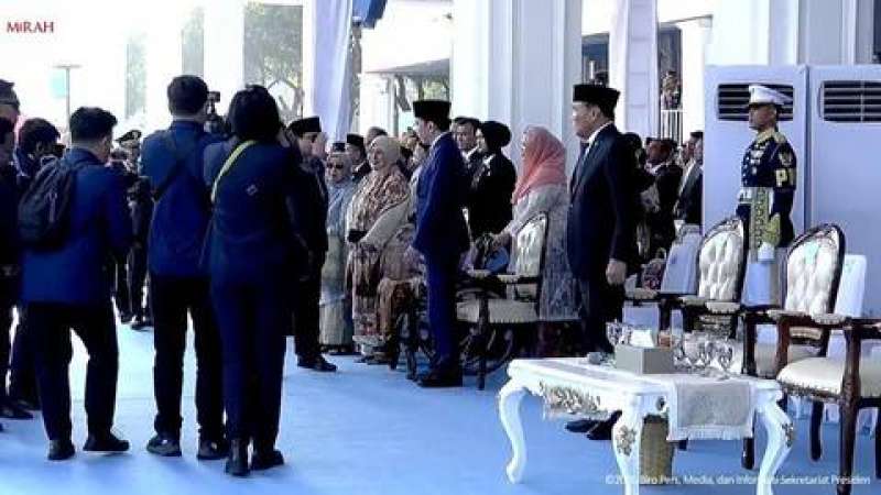 Di acara HUT ke-80 Bhayangkara Prabowo beri hormat ke Jokowi 