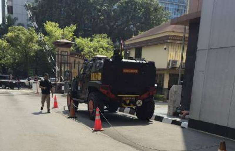 Mabes Polri juga dijaga ketat, rantis Brimob dan polisi bersenjata lengkap siaga