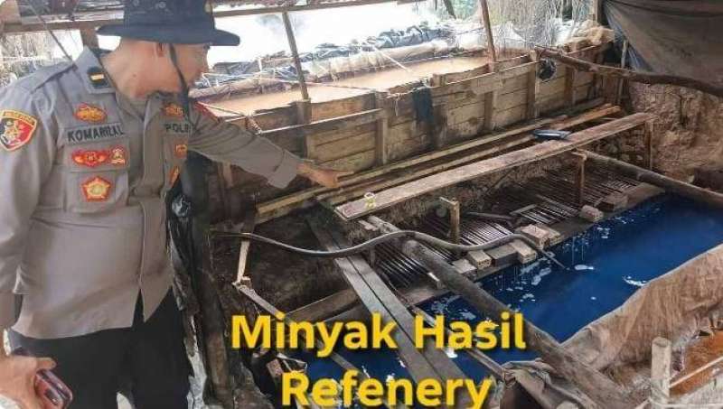 Polsek Keluang Gerebek Kilang Minyak Ilegal Berkapasitas 80 Drum, Tiga Pelaku Diamankan.