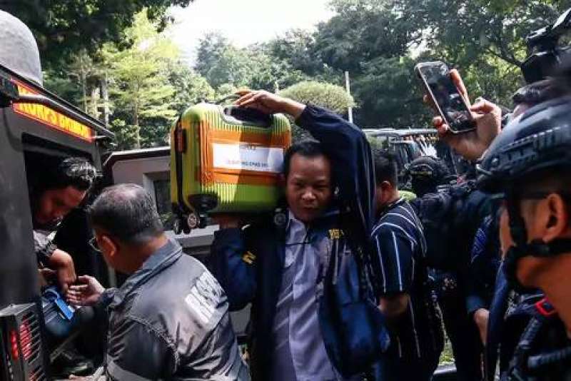 Tiba di Polda Metro, ini penampakan barbuk Rp 476 M dari rumah Jampidsus Febrie Adriandyah di Sentul