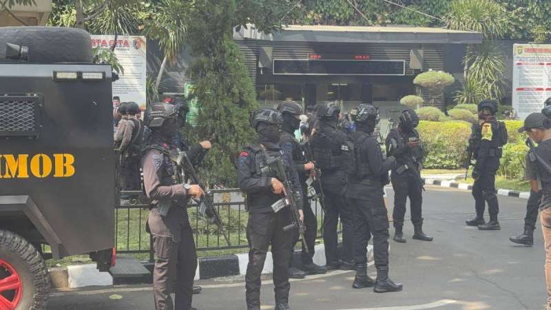 Usai geledah 12 lokasi, Polda Metro dijaga ketat Brimob bersenjata lengkap