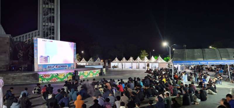 Suasana Meriah, Anggota Kodim 1016/Plk Nonton Bareng Bersama Masyarakat