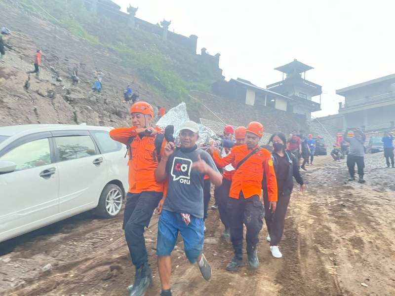 Tim SAR gabungan evakuasi pendaki pingsan di Gunung Agung