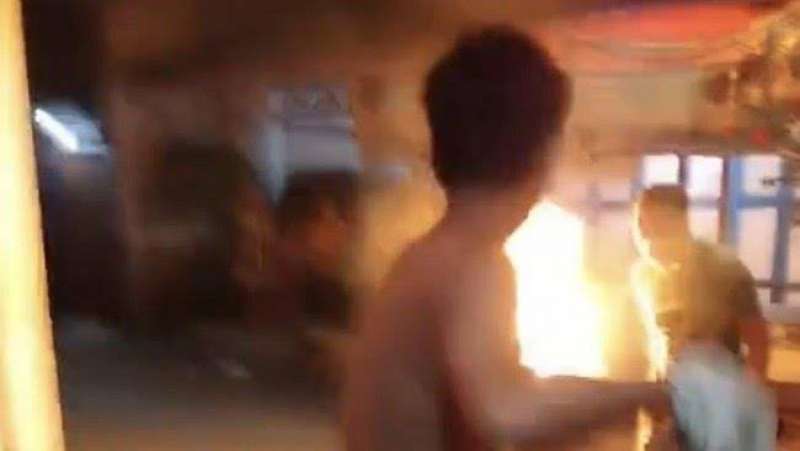 Stres ditinggal istri, pria di Medan bakar ayah kandung