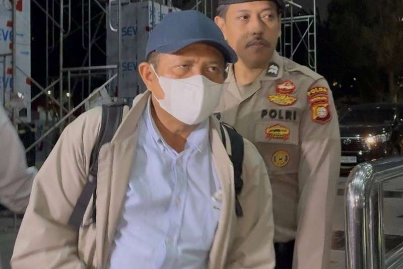 Bupati Lombok Barat main proyek dan suap dari sapi kurban hingga Alphard senilai Rp 12,4 M