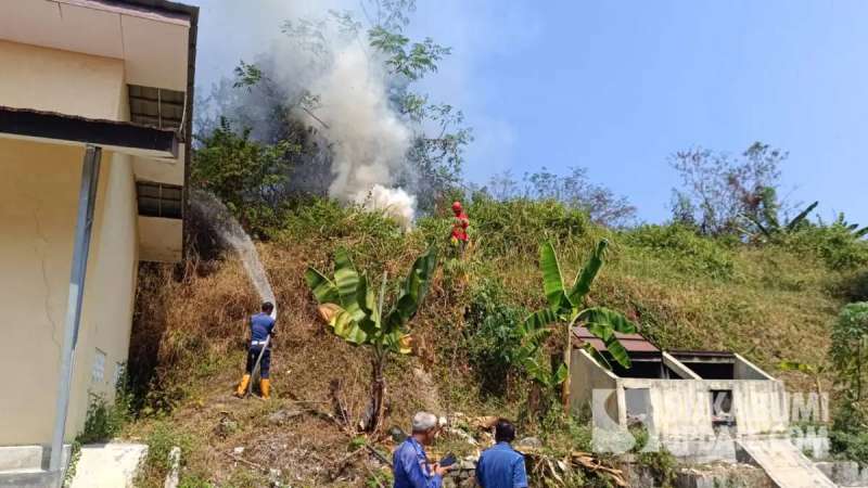 Kebakaran Lahan Ancam Aset Dinas PU Sukabumi, Respons Cepat Damkar Cegah Api Merembet ke Ruang Genset