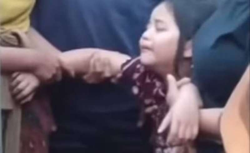 Tangis pilu anak terduga pencuri ayam yang dihakimi massa di Tabanan, Bali