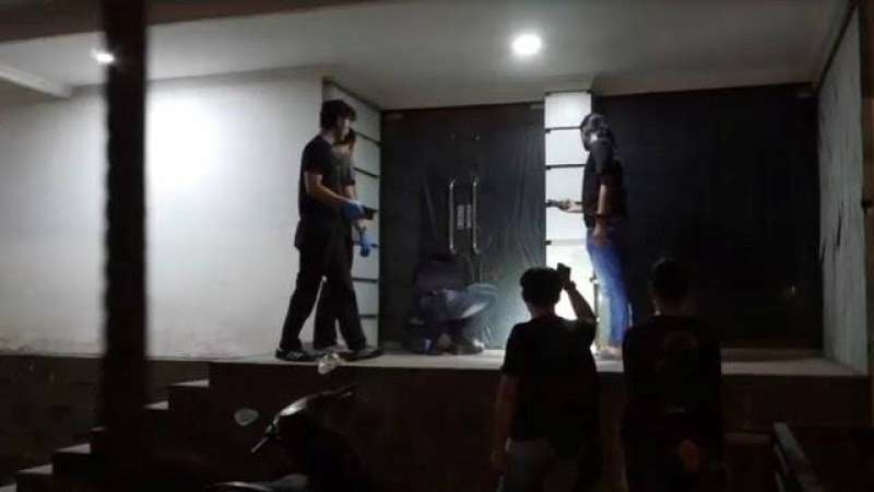 Ambulans dipesan pihak tak dikenal, administrasi RS diurus ajudan Febrie, ini rangkaian misteri kematian penjaga rumah eks Jampidsus