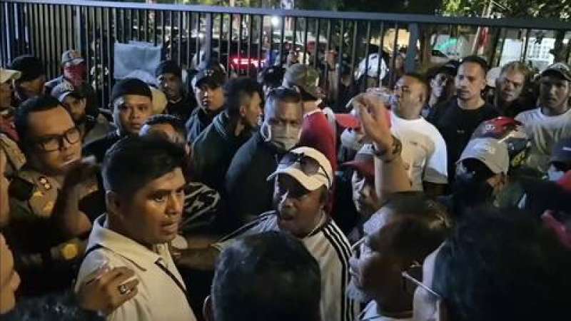Rekan korban bentrokan geruduk Polsek Menteng, tuntut pelaku ditangkap
