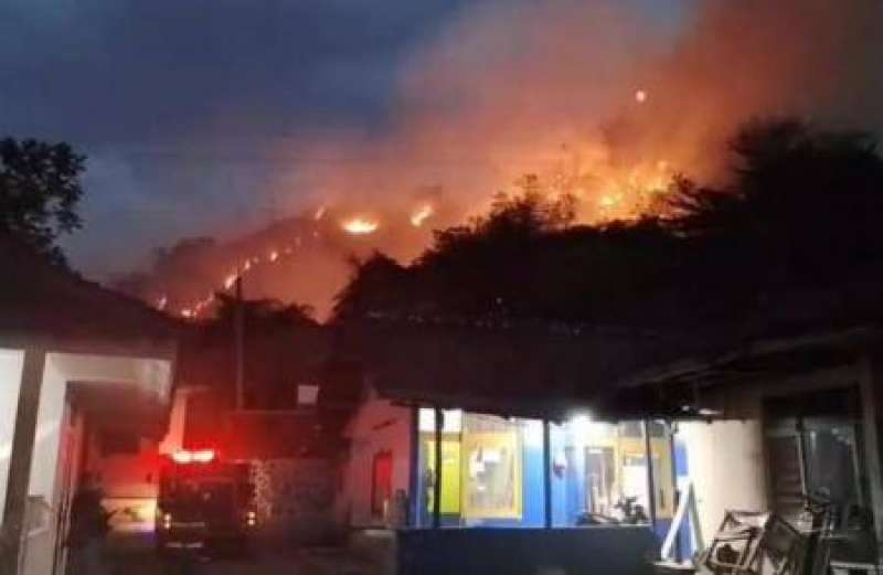 Kebakaran di Gunung Paseban Bandung, api dekati permukiman warga