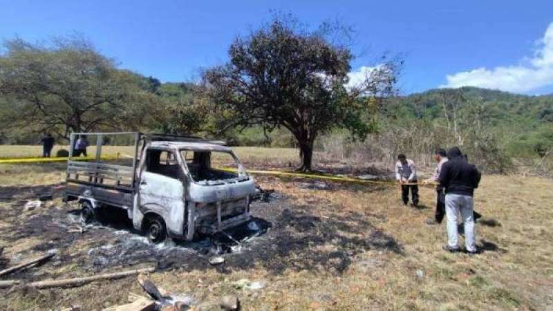 Ratusan warga terlibat bentrokan di NTT, sejumlah kendaraan dibakar massa