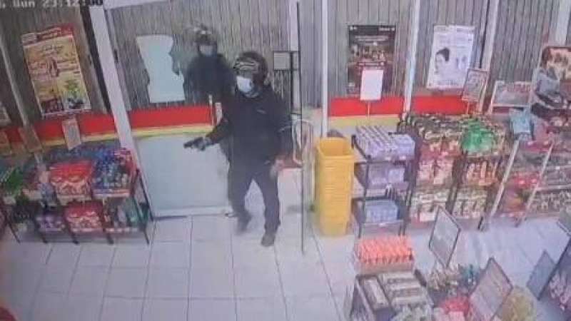 Polisi buru perampok minimarket bersenjata api di Majalengka yang terekam CCTV