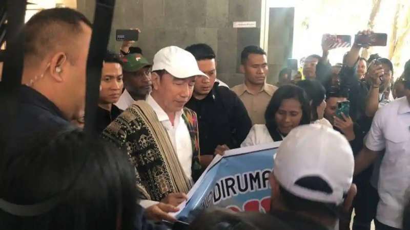 Jokowi tiba Bandara El Tari Kupang, ratusan warga sambut antusias