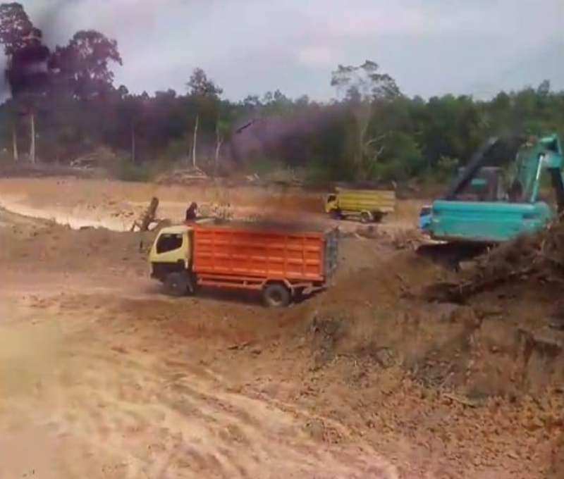 Tokoh masyarakat desak penghentian operasional galian tanpa izin di sekitar Jembatan Sei Siarak, Desa Tanah Abang Musi Banyuasin.