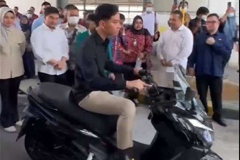 Gibran jajal motor listrik Tangkas buatan Tangerang