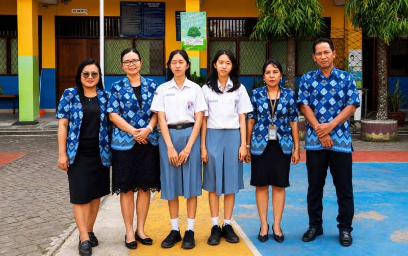Harumkan Nama Sekolah, Si Kembar Elvira dan Elvina  Siswi SMK Xaverius Palembang Sabet Juara 3 LKS Nasional 2026