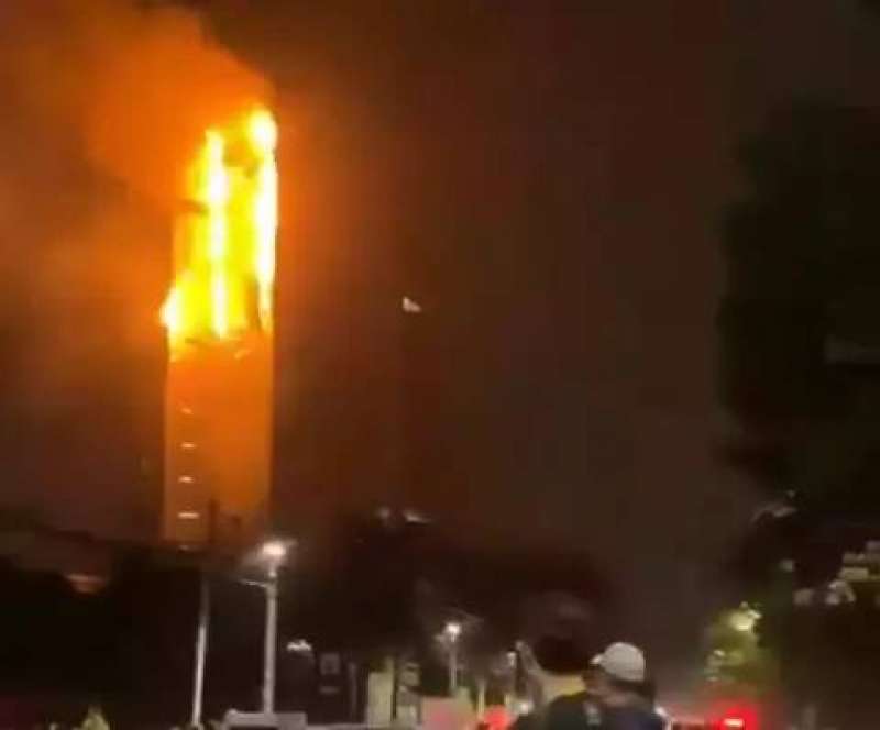 Kebakaran Gedung Kantor Bapenda Jakarta, api masih berkobar