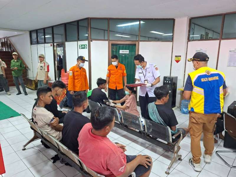 Evakuasi Korban Kapal Penumpang Terbakar di Selat Lombok Masih Berlangsung: 173 Orang Berhasil Dievakuasi