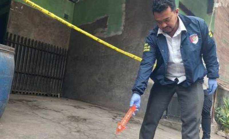 Diduga duel, 2 pria ditemukan bersimbah darah di kamar kos Cimahi, 1 tewas