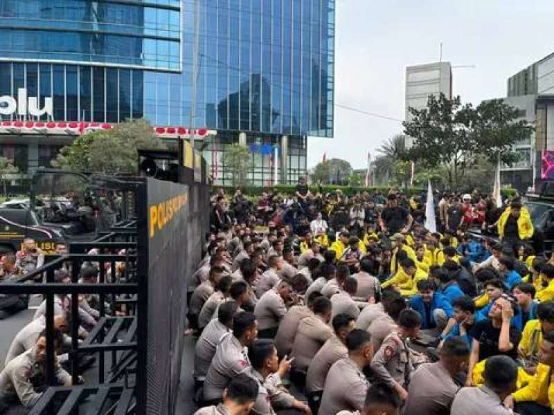 Duduk berhadapan dengan Polisi, mahasiswa sampaikan 8 tuntutan aksi